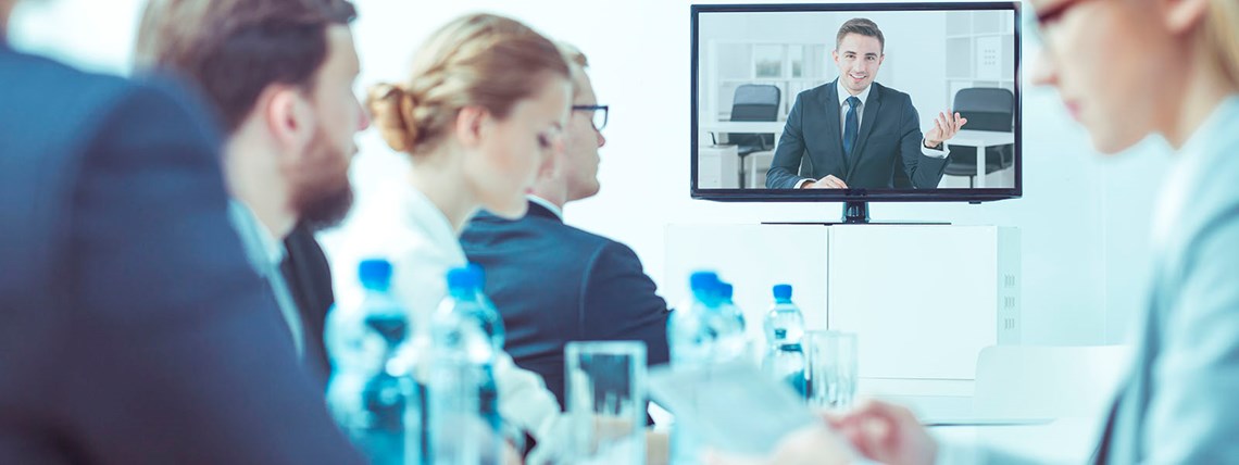 Büros und Unterrichtsräume werden verstärkt mit Videokonferenz-Systemen, Kameras und Mikrofonen…